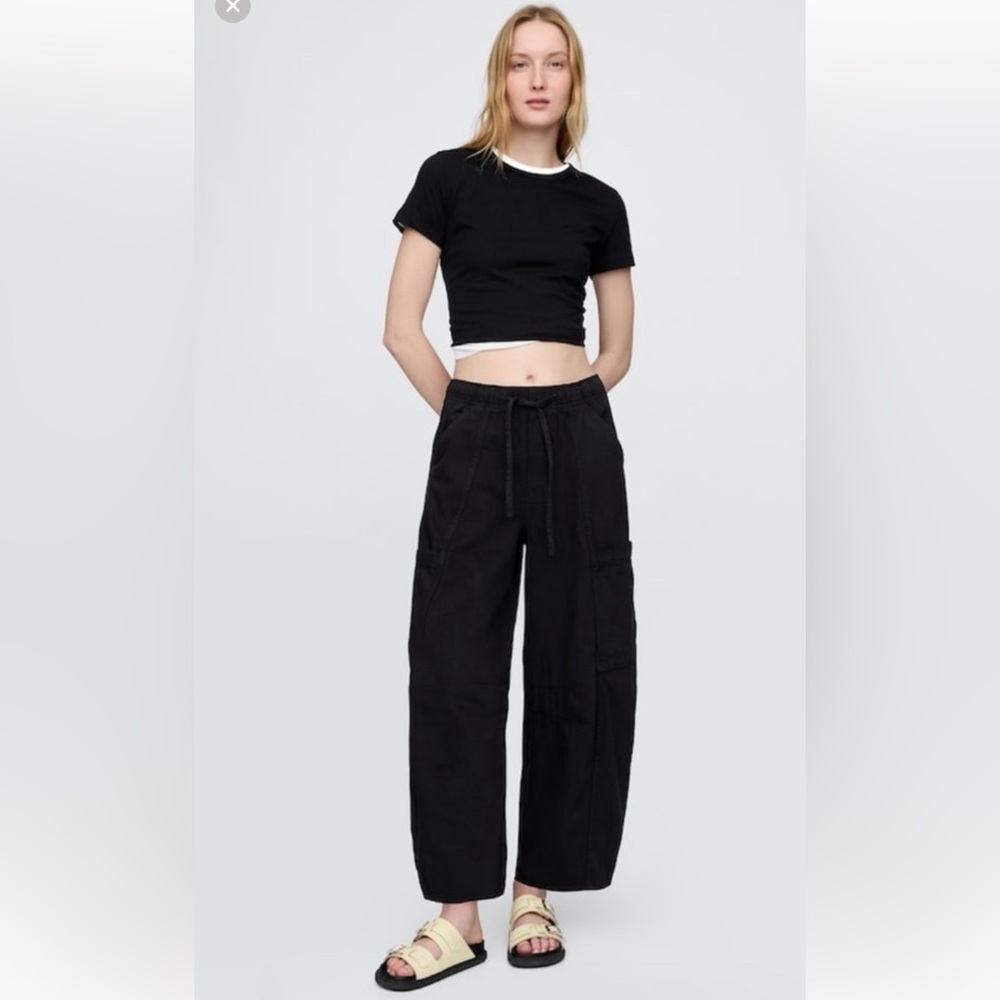 GAP UltraSoft Midrise Easy cargo Horseshoe Jeans in Black